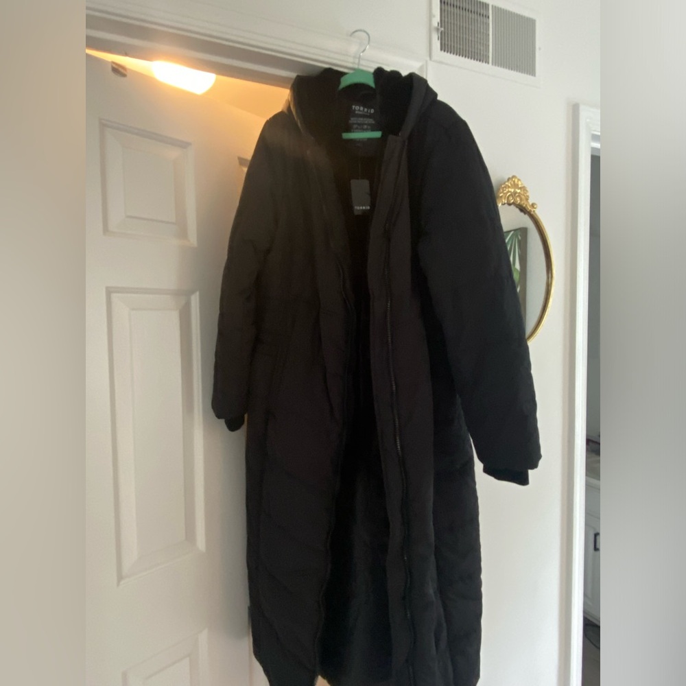 Torrid Size 1 (14-16) long puffer jacket in black - brand new!